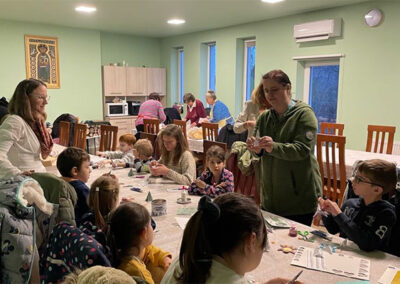 Adventi kézműves foglalkozás a Jézus Szíve Plébánia közösségi házában
