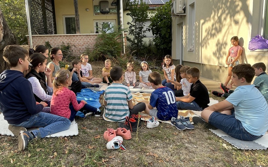 Gyerekek a templomkertben a KisIFI évnyitó pikniken
