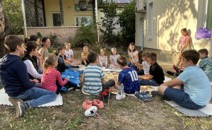 Gyerekek a templomkertben a KisIFI évnyitó pikniken